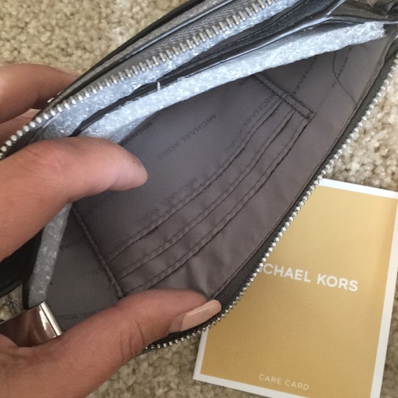 Authentic Michael Kors wristlet - Picture 4 of 4